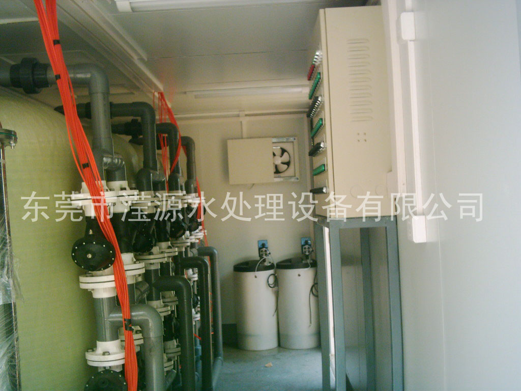 /></p><p>“中國海監(jiān)3015”船1500噸級(jí)，2012年9月開工建造，2014年1月在廣州交船，3月28日剛剛開回天津?！爸袊１O(jiān)3015”船是我國首艘交付使用的省級(jí)較大噸位維權(quán)執(zhí)法專用船。</p><p>“中國海監(jiān)3015”船不但配備了通導(dǎo)、強(qiáng)聲強(qiáng)光、高壓水炮和光電取證直升機(jī)飛行甲板等優(yōu)秀設(shè)備，具有過硬的海洋環(huán)保執(zhí)法能力，而且本身在設(shè)計(jì)上就十分環(huán)保，從自身杜絕了海洋五大污染源之一的船舶污染。</p><p>    該船較大限度實(shí)現(xiàn)節(jié)能減排，同時(shí)設(shè)置了反滲透海水淡化裝置，每天能提供10噸生活淡水。工作生活污水、廢熱水和垃圾都能夠在船內(nèi)特定設(shè)備上進(jìn)行回收或循環(huán)利用，不會(huì)傾倒污染海水。</p><p>    中國海監(jiān)天津市總隊(duì)總隊(duì)長吳樹軍介紹，“中國海監(jiān)3015”船的正式入列，極大提升本市海洋行政執(zhí)法能力，有效查處違法使用海域、損害海洋環(huán)境和資源、破壞海洋公共設(shè)施等行為。</p><p>    “中國海監(jiān)3015”船由中船重工第701研究所設(shè)計(jì)，2012年9月21日在中船黃埔文沖造船有限公司開工建造。該船總長88.9米，型寬12.2米，設(shè)計(jì)排水量1750噸，定員50人，續(xù)航力為5000海里，自持力為40晝夜，設(shè)計(jì)航速不小于20節(jié)，并配有直升機(jī)飛行甲板及艦面系統(tǒng)。該船的設(shè)計(jì)和建造綜合考慮了海上執(zhí)法取證、航行安全、海上救助和消防、生活居住等要素，布局合理、外形整體協(xié)調(diào)流暢、功能完備，配置了通導(dǎo)、強(qiáng)聲強(qiáng)光、高壓水炮、光電取證等優(yōu)秀設(shè)備，設(shè)置了直升機(jī)起降平臺(tái)及助降設(shè)備。該船在節(jié)能環(huán)保方面亮點(diǎn)頗多：船上設(shè)置<a href=http://www.irefilm.com/products/>反滲透海水淡化裝置</a>，每天能提供10噸生活淡水。設(shè)置有兩臺(tái)處理能力3000L/天的<a href=http://www.irefilm.com/chunshuishebei/>生活污水處理裝置</a>，工作生活污水能得到及時(shí)有效地處理。通過冷卻水廢熱供熱單元、多功能換熱單元和熱水/電輔雙熱源熱水爐實(shí)現(xiàn)廢熱水可循回利用。</p><p> </p></div>
						<div   id=