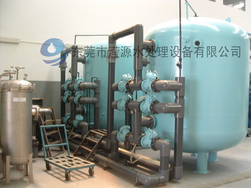  width=580 height=460 /><br /></div><div>應(yīng)用范圍：系列全自動(dòng)軟水器：可廣泛應(yīng)用于蒸汽鍋爐、熱水鍋爐、交換器、蒸發(fā)冷凝器、空調(diào)、直燃機(jī)等系統(tǒng)的補(bǔ)給水的軟化。還可用于賓館、飯店、寫(xiě)字樓、公寓、家居等生活用水的處理及食品、飲料、釀酒、工業(yè)鍋爐、熱交換器、空調(diào)、洗衣、印染、化工、醫(yī)藥、沐浴設(shè)備及食品、制藥、電子等行業(yè)的軟化水處理</div><div><br /></div><div>全自動(dòng)軟化水是將軟化器運(yùn)行及再生的每一個(gè)步驟實(shí)現(xiàn)軟水自動(dòng)控制，并采用時(shí)間、流量或其它感應(yīng)器等方式來(lái)啟動(dòng)再生。全自動(dòng)軟水器裝置的基本構(gòu)成為：FLECK或Autotrol多路控制閥、樹(shù)脂罐（含001＊7樹(shù)脂）、鹽箱及管路系統(tǒng)。軟水機(jī)除去水中過(guò)多的鈣鎂離子，通過(guò)離子交換的方式，達(dá)到除垢的目的。</div></div>
						<div   id=